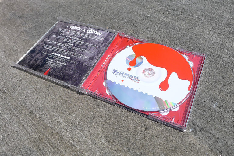 caixa aberta con CD